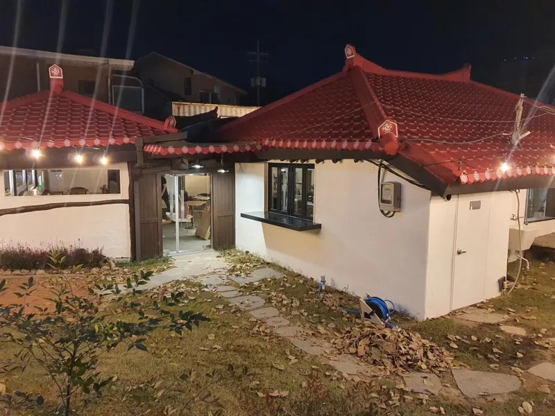 식당 건물 측면 외관과 출입구 실제 사진