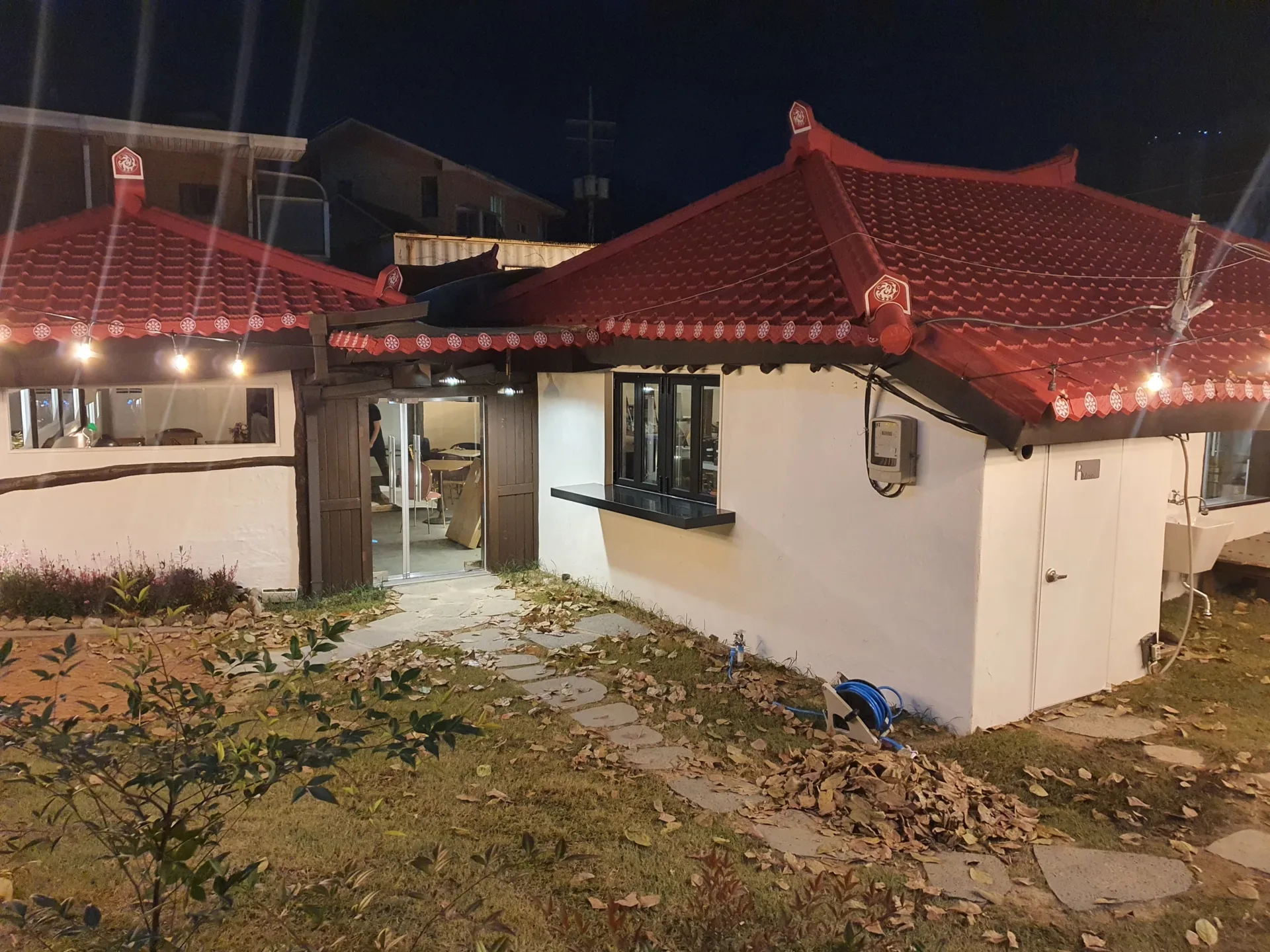식당 건물 측면 외관과 출입구 실제 사진